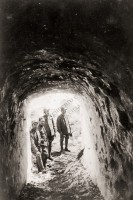 288.Prealpi venete, scavo di una caverna su ghiaccio